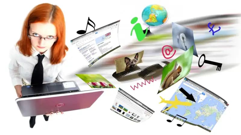 Mujer con laptop y páginas web que representa una página web económica
